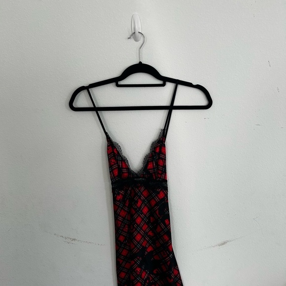 Victoria’s Secrets Dream Angel Women’s Red & Black Plaid Slip & Robe Set

Size S - Picture 3 of 12